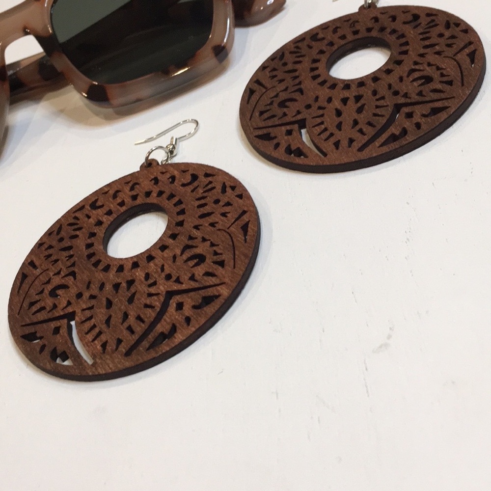 🔴 Wood Laser Cut Round Earrings - Picture 3 of 4